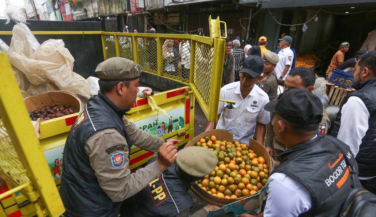 Penertiban dilakukan setelah beberapa kali mediasi dan peringatan. Tampak dalam foto, personel Satpol PP Kota Bogor saat melakukan penertiban Pedagang Kaki Lima (PKL) di Eks Pasar Bogor, Jawa Barat, Rabu (25/3/2026). (merdeka.com/Arie Basuki)