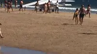 2 Turis di Pantai Tewas Tertabrak Pesawat 