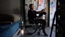 Tentara Israel Jonathan Ben Hamou (22), yang terluka dalam perang dengan Hamas, duduk di kamarnya di divisi rehabilitasi Rumah Sakit Sheba di Ramat Gan, Israel, 18 Desember 2023. Ben Hamou kehilangan kaki kirinya ketika sebuah granat berpeluncur roket menghantam buldoser yang dia gunakan untuk membantu membuka jalan bagi pasukan lain dan menggali parit di Jalur Gaza. (AP Photo/Oded Balilty)