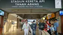 Warga beraktivitas di Stasiun Tanah Abang, Jakarta, Kamis (23/5/2019).  PT Kereta Commuter Indonesia mengumumkan bahwa Stasiun Tanah Abang kembali dibuka dan beroperasi setelah sempat ditutup akibat kerusuhan Aksi 22 Mei di sekitar Gedung Bawaslu dan Tanah Abang. (Liputan6.com/Herman Zakharia)