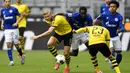 Penyerang Borussia Dortmund, Erling Haaland, berusaha melewati pemain Schalke 04 pada laga Bundesliga di Stadion Signal Iduna Park, Sabtu (16/5/2020). Dortmund menang 4-0 atas Schalke 04. (AP/Martin Meissner)
