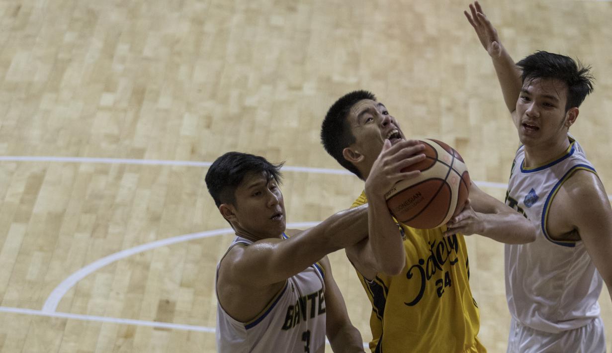 Pebasket Jawa Tengah, Alexander Franklyn, berusaha memasukan bola saat melawan Banten pada laga final Pomnas XVI 2019 di GOR Soemantri Brodjonegoro, Jakarta, Selasa (24/9). Banten menang 90-68 atas Jateng. (Bola.com/Vitalis Yogi Trisna)