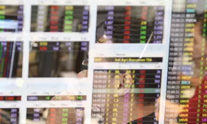 Pekerja mengamati pergerakan Indeks Harga Saham Gabungan (IHSG) di salah satu perusahaan Sekuritas, Jakarta, Rabu (14/11).  Indeks Harga Saham Gabungan (IHSG) berhasil bertahan di zona hijau pada penutupan perdagangan hari ini. (Liputan6.com/Angga Yuniar)