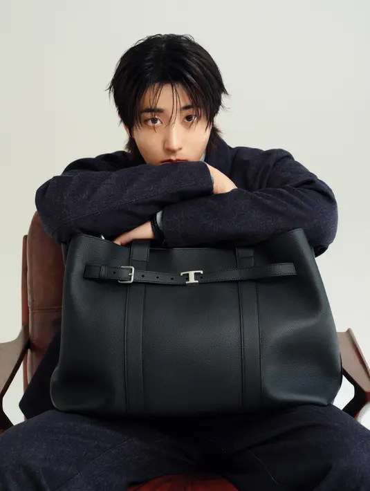 Tak hanya dikenal sebagai performer berbakat, HAN juga merupakan sosok kreatif yang memiliki pengaruh besar di generasinya. Sebagai member Stray Kids, ia telah membangun reputasi sebagai artis multitalenta yang aktif menulis dan mengomposisi lagu. Karisma, kreativitas, dan kepribadiannya yang autentik membuatnya dicintai penggemar dari berbagai belahan dunia. [Dok/Tod’s].