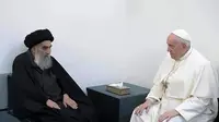Foto yang dirilis Kantor Grand Ayatollah Ali al-Sistani menunjukkan pertemuan Paus Fransiskus dan ulama Syiah Ayatollah Ali al-Sistani di Najaf, Irak, Sabtu (6/3/2021). Paus Fransiskus tiba di Irak pada hari Jumat. Ia akan menjalankan misi damai selama tiga hari hingga 8 Maret 2021. (AP Photo)