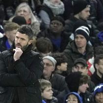 Pelatih Middlesbrough, Michael Carrick, mengamati permainan anak asuhnya dalam laga leg kedua semifinal Carabao Cup 2023/2024 yang digelar di Stamford Bridge, Rabu (24/1/2024). (AP Photo/Kin Cheung)