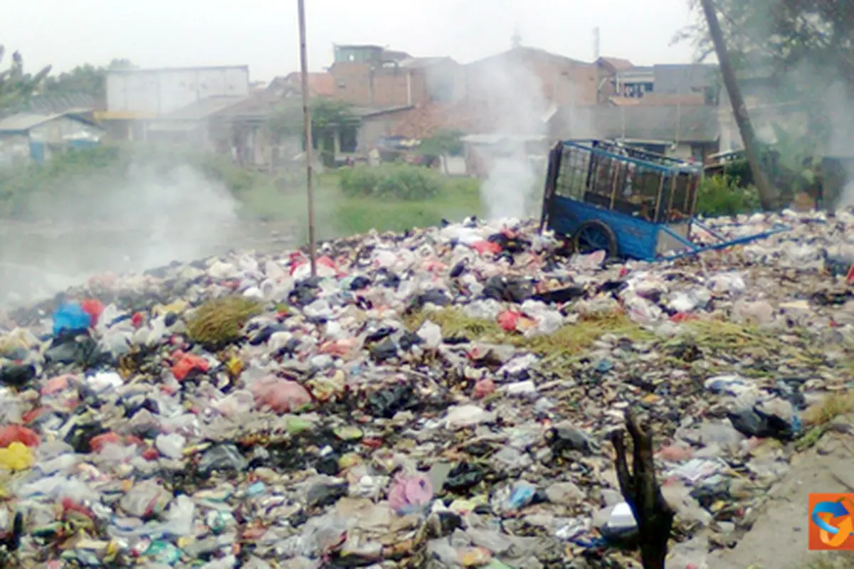 Tanggul Kembangan Utara di Kuasai Sampah
