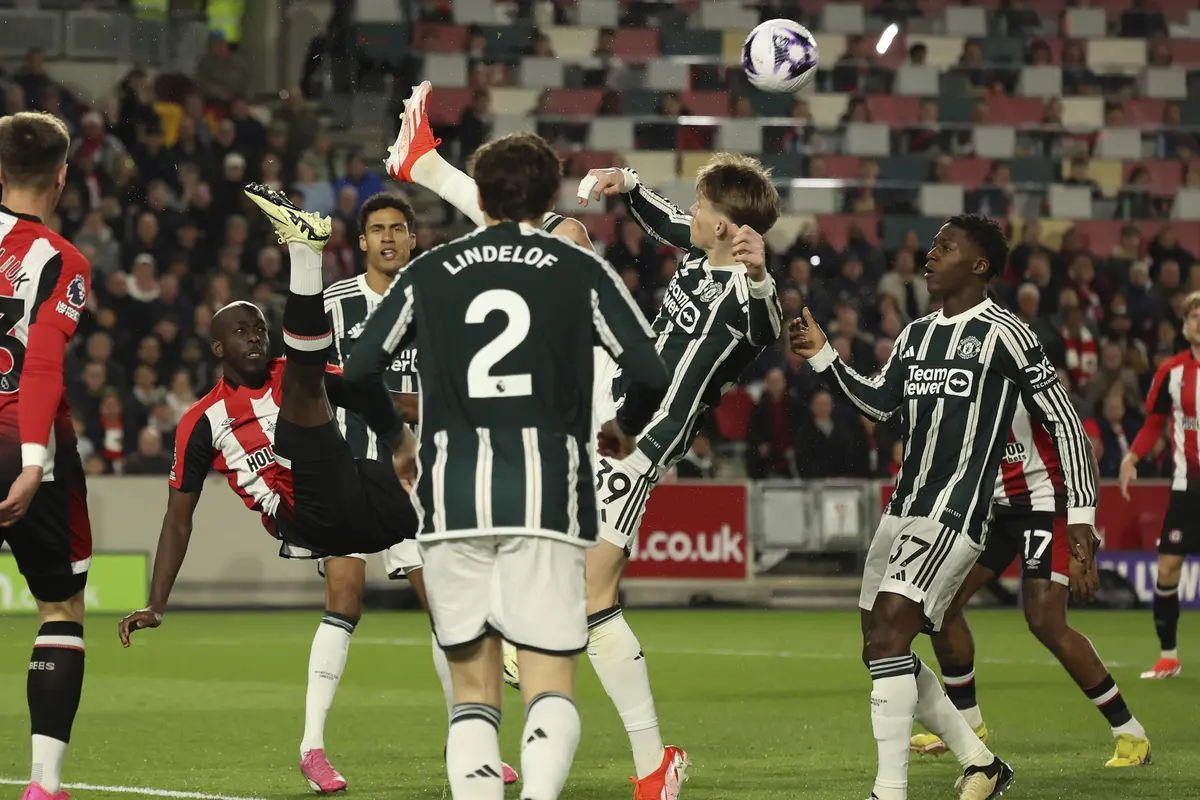 Foto: Lewat Drama Dua Gol Injury Time dan Dibombardir 31 Tembakan, MU Tahan Imbang Brentford di Kandangnya