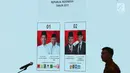 Salah satu peserta rapat memotret layar bergambar contoh surat suara pemilihan Presiden dan Wakil Presiden pemilu 2019 saat rapat validasi dan persetujuan di Gedung KPU, Jakarta, Jumat (4/1). (Liputan6.com/Helmi Fithriansyah)