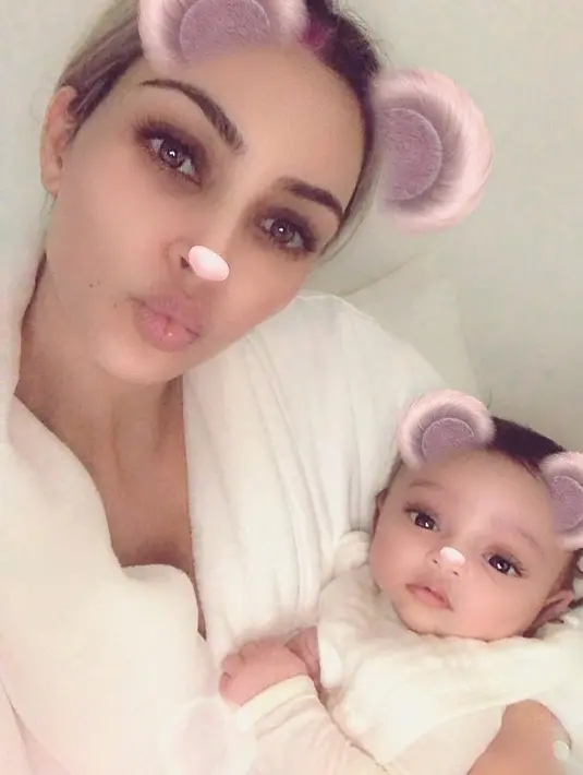 Sebelumnya, Kim Kardashian merilis debut selfienya bersama dengan Chicago West di akun Instagramnya. (instagram/kimkardashian)