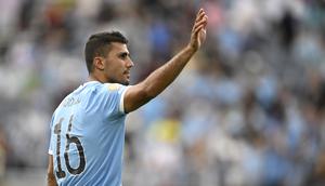 Gelandang Manchester City, Rodri (16), memberi salam kepada para penggemar di tribune setelah laga Piala Dunia Antarklub Grup G melawan Juventus di Orlando, Florida, Jumat, 27 Juni 2025. (AP Photo/Phelan M. Ebenhack)
