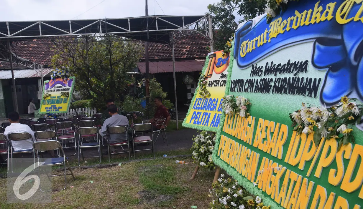 Karangan bunga terpampang di rumah duka Kapten Cpn Agung Kurniawan di Semerang, Senin (21/3). Kapten Agung adalah satu dari 13 korban meninggal pada kecelakaan helikopter Bell 412 milik TNI AD di Poso, Sulawesi Tengah. (Liputan6.com/Gholib)