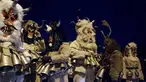 Penari topeng melakukan ritual kuno mengusir roh jahat di jalan-jalan Batanovci, Bulgaria, Kamis malam (13/1/2022). Setiap musim dingin di desa-desa seluruh negara Balkan, pria, wanita dan anak-anak mengenakan topeng ritual dan kostum melakukan tarian di sekitar api unggun. (AP/Valentina Petrova)