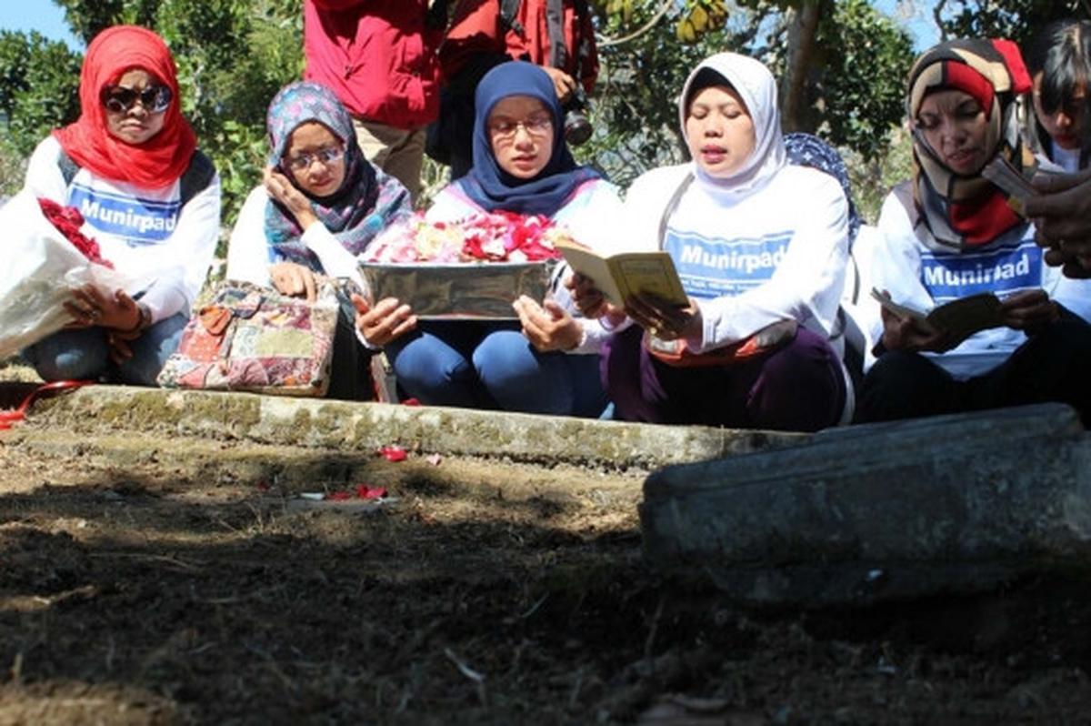 Kekhusyukan aktivis gelar tahlilan di makam Munir