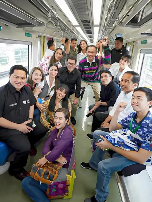 Potret artis-artis foto bersama dengan Presiden Jokowi dan para menterinya,  di dalam gerbong LRT. Menurut rencana, LRT ini akan mulai beroperasi pada 26 Agustus 2023. [Instagram/erickthohir]