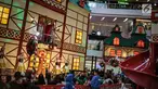 Anak-anak menyaksikan pertunjukkan Sinterklas di Mal Ciputra, Jakarta Barat, Jumat (14/12). Jelang perayaan Natal 2018 sejumlah mal di Jakarta mendekor bernuansa Natal agar menjadi daya tarik para pengunjung mal. (Liputan6.com/Faizal Fanani)