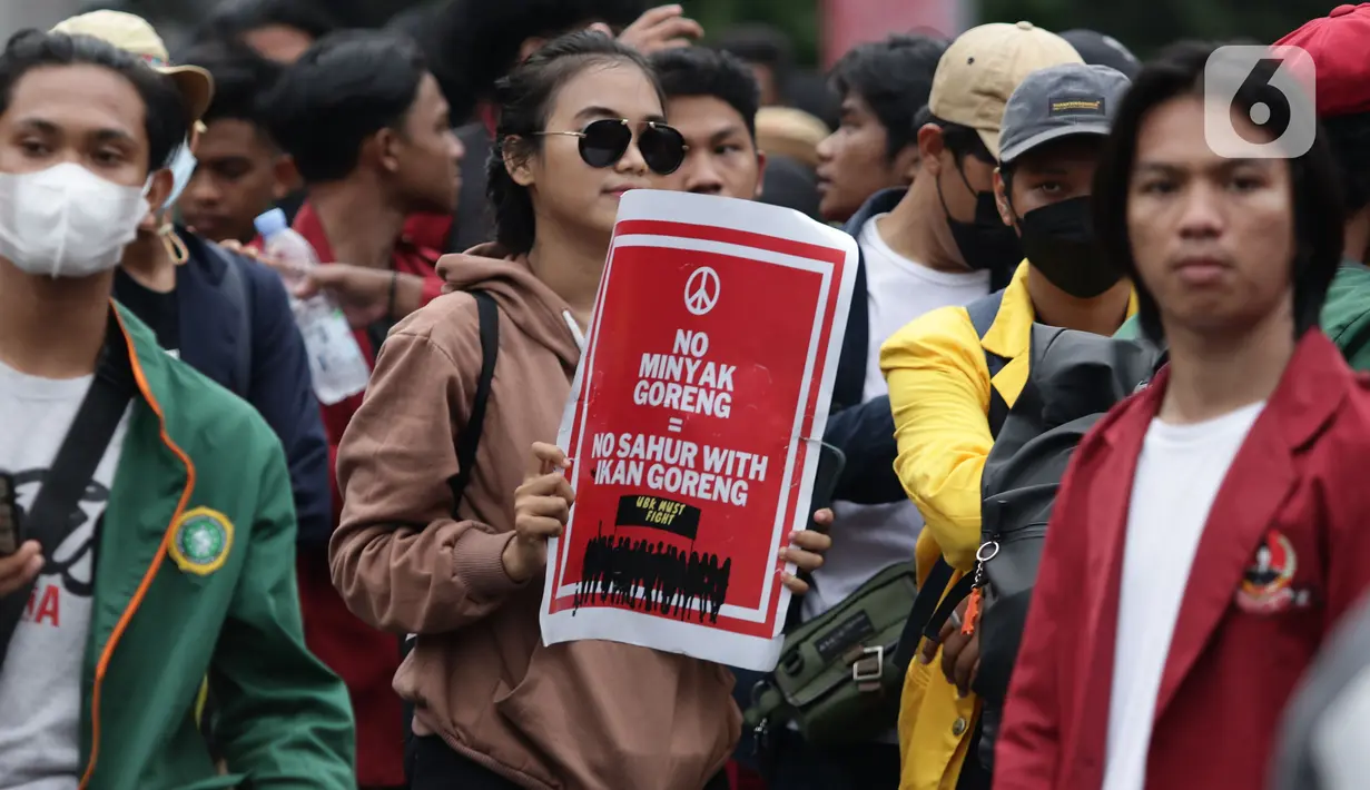 Mahasiswa dari berbagai universitas melakukan aksi unjuk rasa di kawasan Patung Kuda, Jakarta, Senin (4/11/2022). Mereka menyampaikan tuntutannya terkait kenaikan minyak goreng dan bahan bakar minyak (BBM). (Liputan6.com/Helmi Fithriansyah)