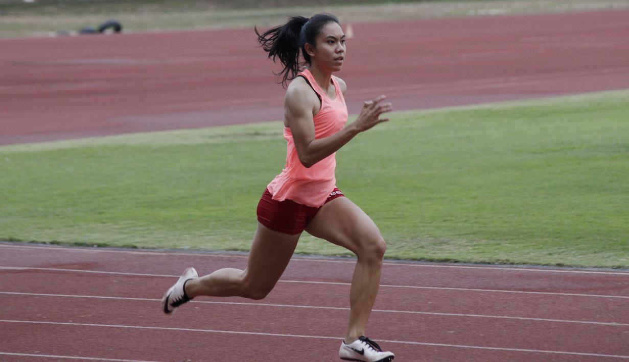 Atlet lari putri Indonesia, Jeany Nuraini, saat latihan di Stadion Madya, Jakarta, Kamis (17/10/2019). Sprinter muda ini akan menjadi salah satu atlet yang akan berlaga di SEA Games 2019. (Bola.com/M Iqbal Ichsan)