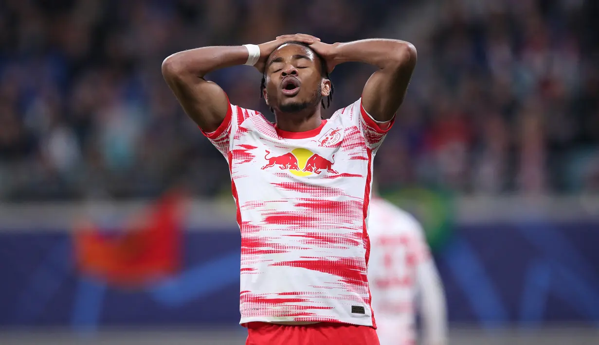RB Leipzig pun terus memburu gol penyeimbang ke gawang PSG. Pada menit ke-82 tandukan dari Christopher Nkunku masih dapat dimentahkan Gianluigi Donnarumma. (AFP/Ronny Hartmann)
