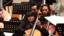Pemain orkestra menghayati saat tampil dalam konser JCP di Taman Ismail Marzuki, Jakarta, Rabu (16/5). Tiga karya komposer yang ditampilkan dalam konser ini adalah Bedrich Smetana, Claude Debussy, dan Alexander Arutiunian. (Liputan6.com/Arya Manggala)