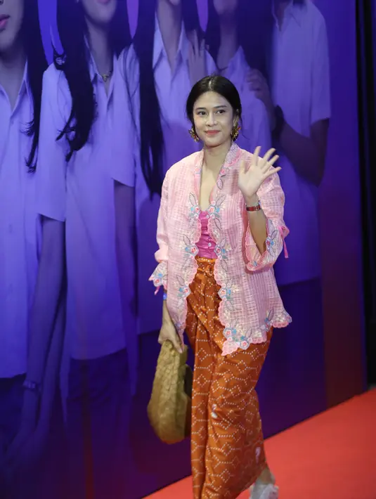 Dian Sastrowardoyo tak ketinggalan hadir. Sebagai pemeran Cinta dalam AADC, Dian memberikan dukungan penuh pada film 'Rangga & Cinta'.