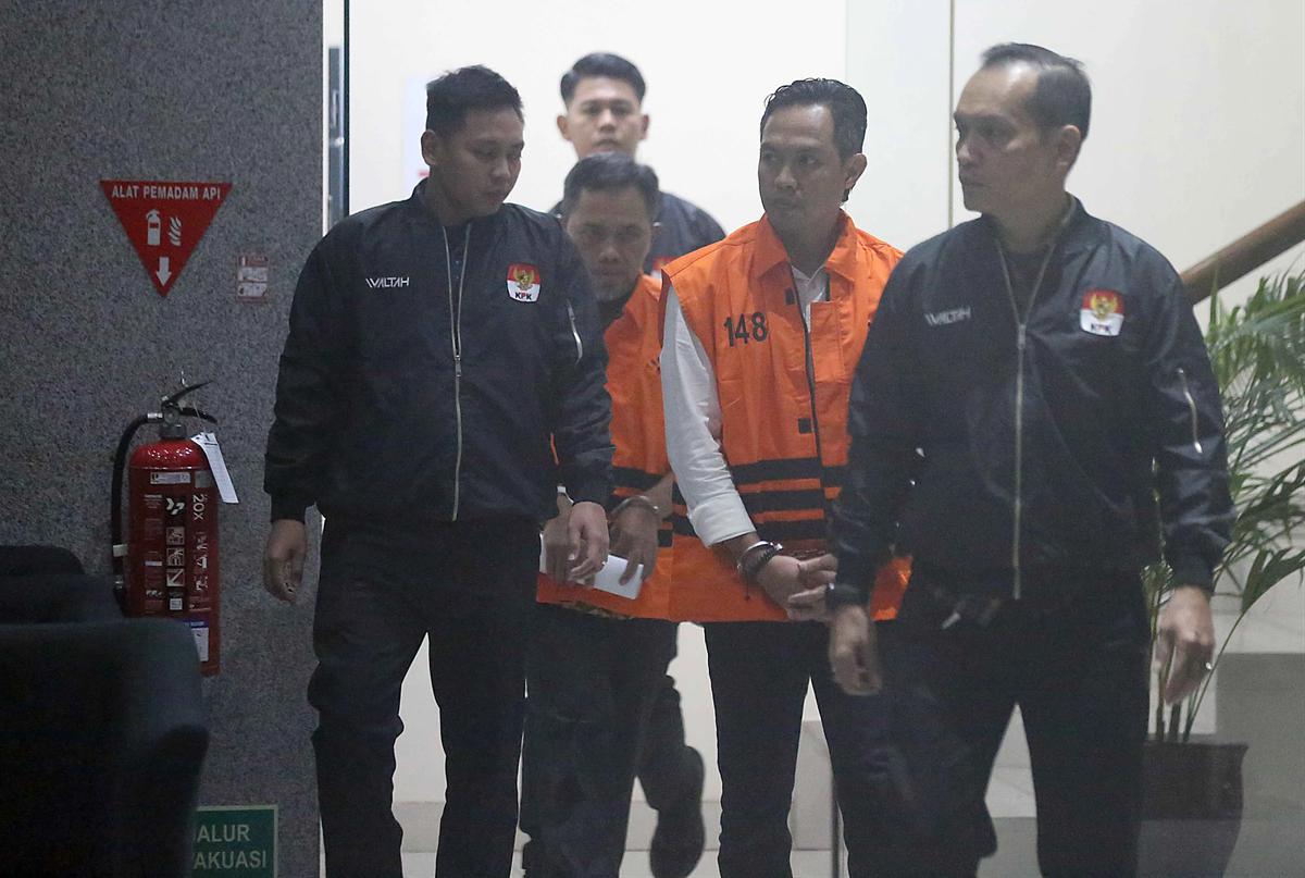 FOTO: Bupati dan Sekda Cilacap Ditahan KPK Usai Operasi Tangkap Tangan