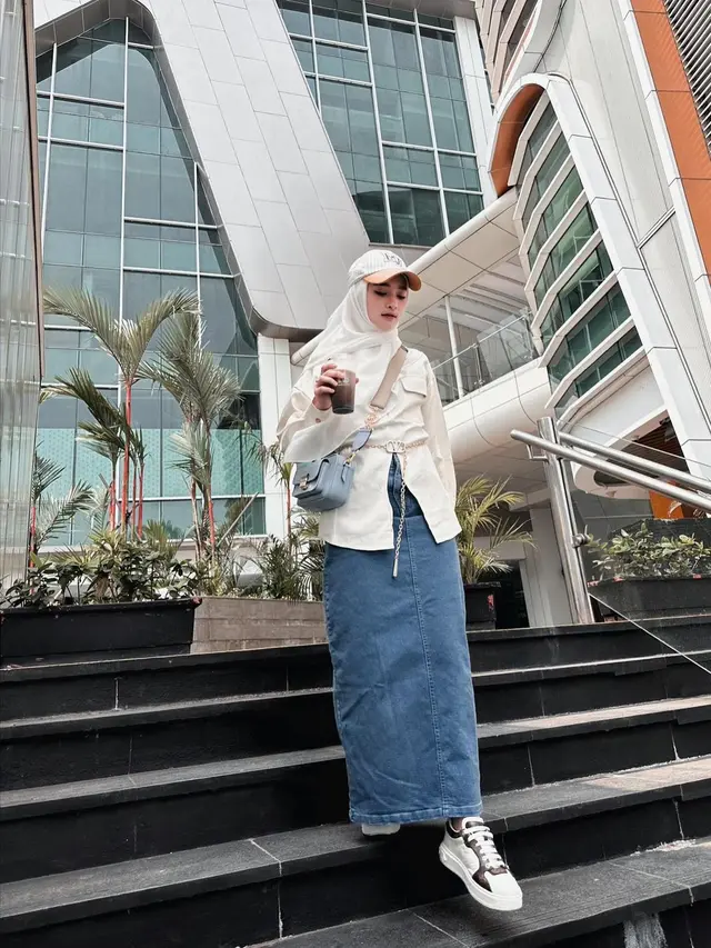 6 Gaya Berhijab ala  Inara Rusli, Cocok Jadi Inspirasi Busana Syar'i nan Simpel