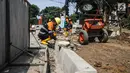 Pekerja menyelesaikan proyek revitaslisasi trotoar di kawasan Cikini, Jakarta, Senin (1/7/2019). Revitalisasi trotoar di kawasan Cikini hingga Kramat ditargetkan rampung pada Desember 2019. (Liputan6.com/Faizal Fanani)
