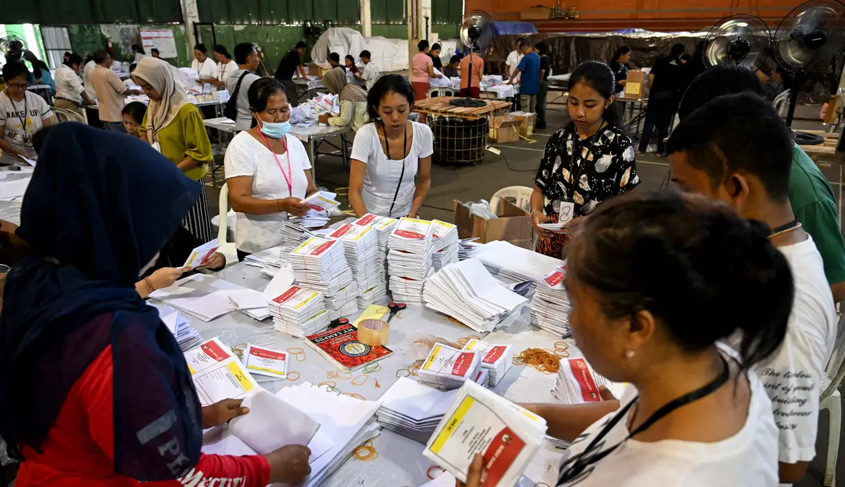 Salah satunya, surat suara pemilihan anggota Dewan Perwakilan Rakyat (DPR). (SONNY TUMBELAKA/AFP)
