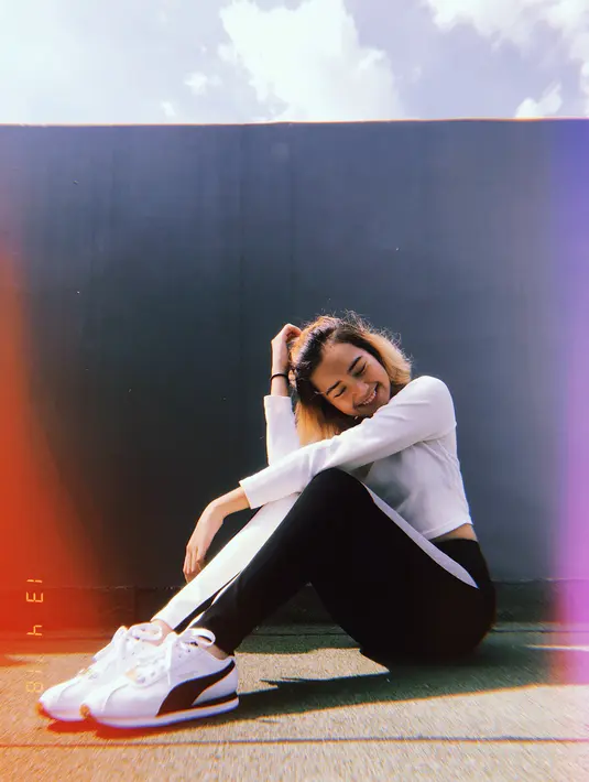 Mengubah gaya rambutnya menjadi bob pendek penampilan Beby Tsabina sekarang makin terlihat cantik dan menawan. Potongan rambutnya sangat cocok untuk aktris cantik yang satu ini. (Instagram/bebytsabina)