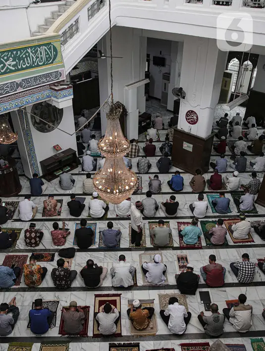 Warga melakukan Salat Jumat berjamaah di Masjid Cut Meutia, Jakarta, Jumat (11/3/2022). Keputusan tersebut diambil berdasarkan Covid-19 yang sudah melandai  dan juga tak seganas dulu. (Liputan6.com/Faizal Fanani)