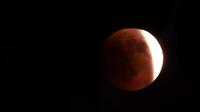 Gerhana Bulan Total di Edenton, Carolina yang  terlihat pukul 11.11 pm. (c: Bud Shanholtz)