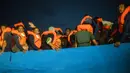 Imigran menunggu petolongan LSM Spanyol Open Arms di Laut Mediterania, Selasa (8/9/2020). Puluhan imigran termasuk wanita dan anak-anak asal Mesir, Maroko, Somalia, dan Sierra Leone menghabiskan lebih dari 20 jam saat melarikan diri dari Libya dengan kapal kayu. (AP Photo/Santi Palacios)