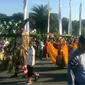 Ribuan warga memenuhi bundaran Patung Kuda, Monas, Jakarta, untuk menyaksikan Parade ASEAN 50. (Liputan6.com/Delvira Hutabarat)