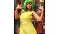 Jenita Janet terlihat mengenakan wig hijau, dres kuning  dan aksesoris yang terlihat berwarna-warni (Liputan6.com/Panji Diksana)