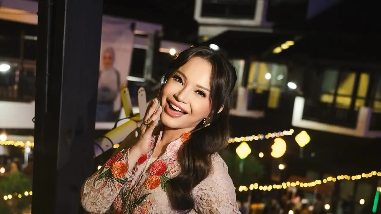 Pesona Awet Muda Rossa di Usia 47 Tahun, Tampil Anggun dengan Pinkish Makeup dan Kebaya Floral