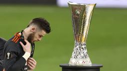 Kiper Manchester United, David de Gea, tertunduk lesu usai ditaklukkan Villarreal pada laga final Liga Europa di Stadion Gdansk, Kamis (27/5/2021). MU gagal menjadi juara usai takluk adu penalti dengan skor 10-11. (AFP/Maja Hijtj)