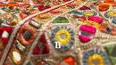 Tak hanya meriah, lehenga warna-warni ini dibuat dari batu dan bordir yang dijahit secara manual [@taruntahiliani]