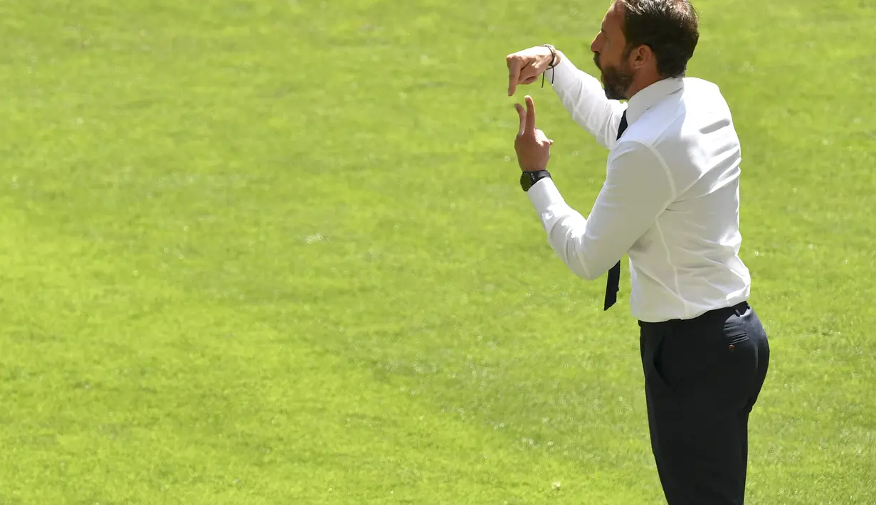 Pelatih Inggris, Gareth Southgate menginstruksikan pemainnya saat bertanding melawan Kroasia pada pertandingan grup D Euro 2020 di stadion Wembley di London, Minggu (13/6/2021). Dengan kemenangan ini,  Inggris bertengger di peringkat pertama grup D. (AP Photo/Justin Tallis, Pool )