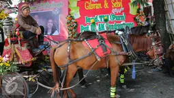 Sebuah kereta kencana pengiring pengantin Putra sulung Presiden Joko Widodo, Gibran Rakabuming Raka di depan Gedung Graha Saba , Solo, Kamis (11/6/2015). Gibran menikahi Selvi Ananda dengan memakai adat Jawa. (Liputan6.com/Faizal Fanani) 