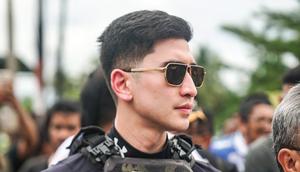 Aktor Verrell Bramasta viral gegara pakai rompi taktis saat mengunjungi kawasan terdampak bencana banjir di Sumatra Barat. Banyak yang mempertanyakan. (Foto: Dok. Instagram @bramastavrl)