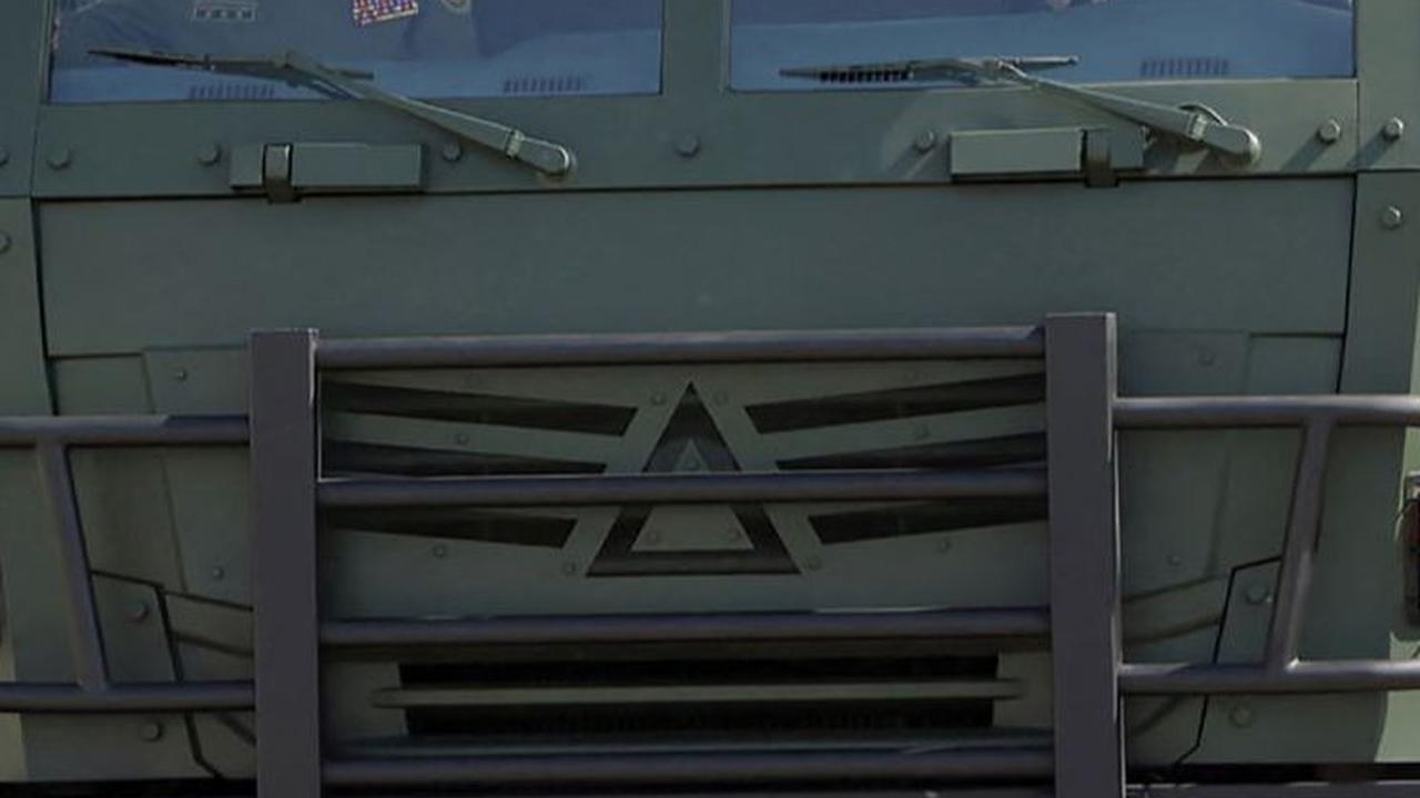 Kim Jong-un membawa salah satu unit truk untuk berkeliling lokasi pabrik.&nbsp;KCNA VIA KNS/AFP