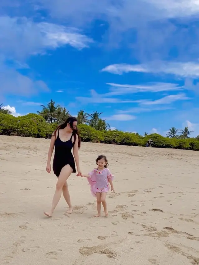 Seru Main di Pantai, Ini 6 Potret Aura Kasih Liburan Bareng Arabella
