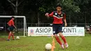 Salah satu anak berlatih memainkan bola di SSB ASIOP Apacinti di Lapangan A Senayan, Jakarta, Jumat (20/2/2015). (Liputan6.com/Helmi Fithriansyah)