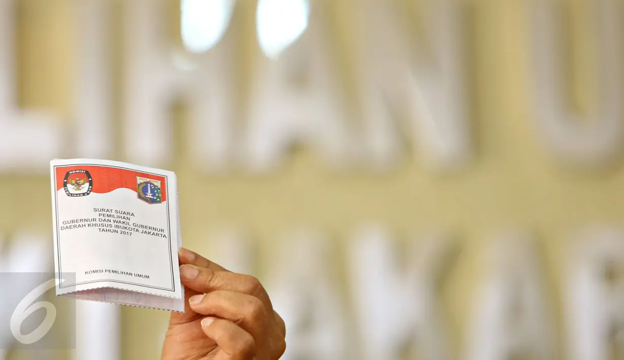 KPUD DKI Jakarta menunjukkan surat suara pemilihan gubernur dan wakil gubernur DKI Jakarta, Rabu (11/1).  KPUD DKI memastikan ketiga pasangan Cagub dan Cawagub DKI akan mengikuti kampanye debat terbuka yang pertama. (Liputan6.com/Immanuel Antonius)