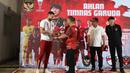 Perwakilan skuad Timnas Indonesia sekaligus kapten tim, Jordi Amat menerima cendera mata dari Duta Besar RI untuk Qatar, Ridwan Hassan di sela acara jamuan makan malam Timnas Indonesia yang akan Berlaga di Piala Asia 2023 yang diselenggarakan KBRI Qatar bersama perwakilan WNI di Wisma Duta, Doha, Qatar, Rabu (10/1/2024) malam waktu setempat. (Dok. Kedubes RI Qatar)