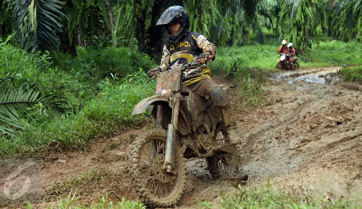 Peserta Komando Trail Adventure (Kotra) 2 mencoba menaklukkan lintasan berlumpur di kawasan Kebun Kelapa Sawit, Bogor, Jawa Barat, Sabtu (8/4). Acara ini bagian perayaan HUT Kopassus ke-65 dan diikuti ribuan kroser. (Liputan6.com/Helmi Fithriansyah) 