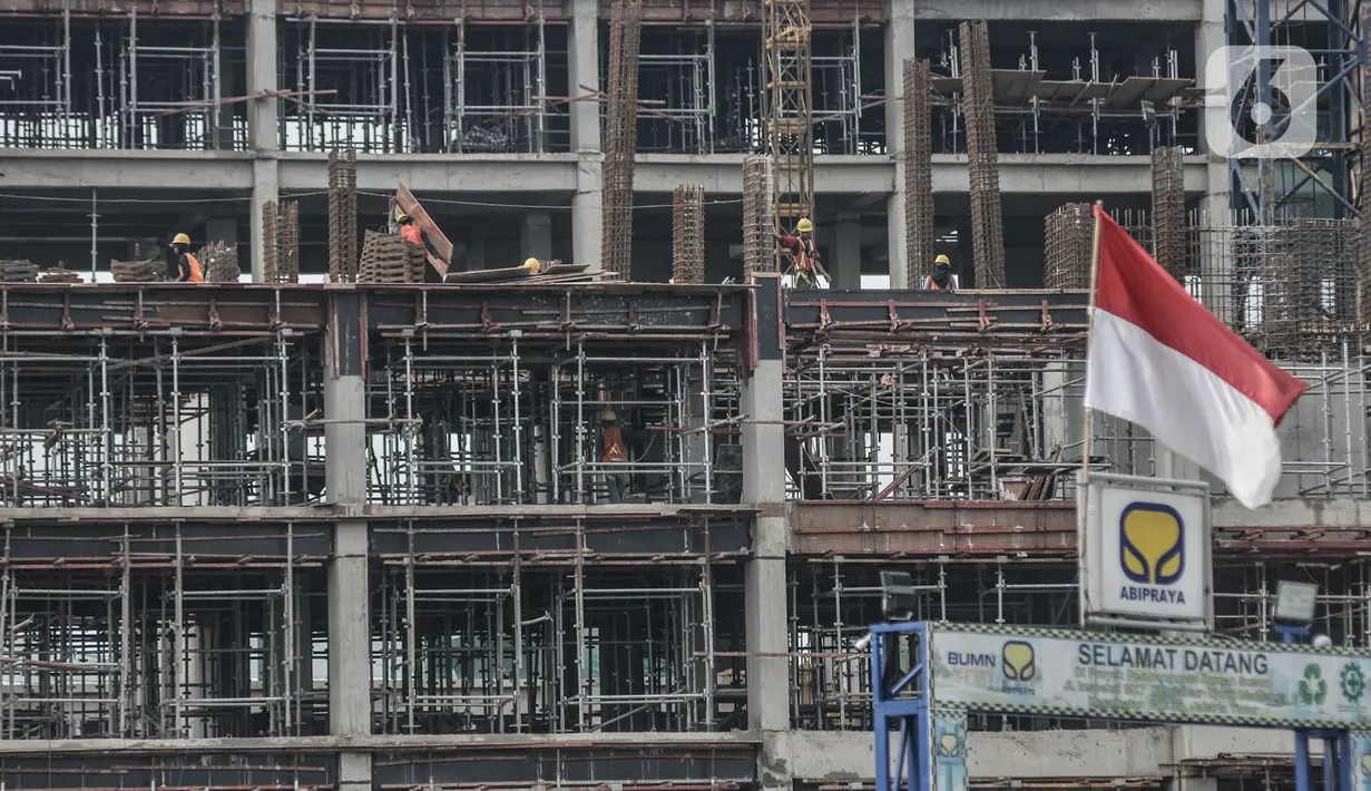 Aktivitas pekerja saat menyelesaikan proyek pembangunan rumah susun sewa (Rusunawa) Ujung Menteng di Jalan Inspeksi KBT, Jakarta, Kamis (5/11/2020). Rusunawa Ujung Menteng yang dibangun oleh PT Brantas Abipraya (Persero) itu ditargetkan rampung pada 2021. (merdeka.com/Iqbal Nugroho)