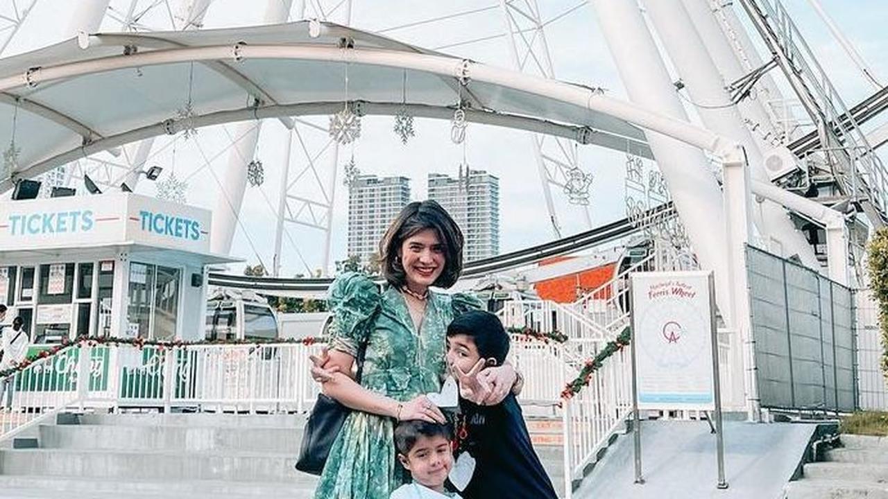 Tak sedikit pula dari para netizen yang memuji sekaligus mendoakan kedua anak super ganteng itu tumbuh menjadi anak yang baik dan patuh kepada kedua orang tuanya.