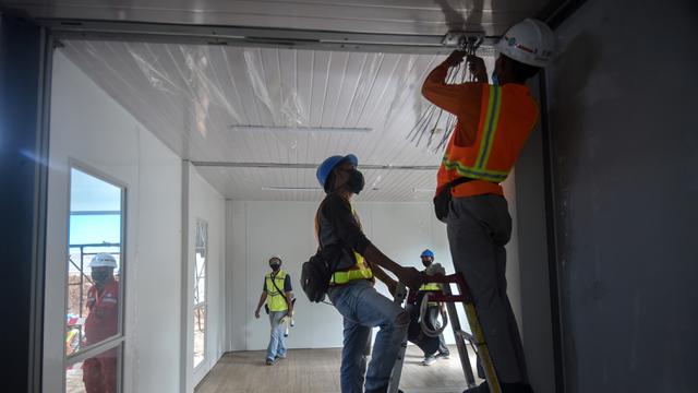 FOTO: Pertamina Bangun RS Darurat COVID-19 di Lapangan Bola Simprug